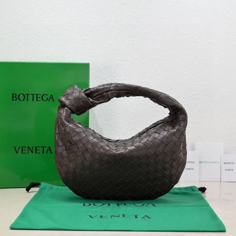 Batch 1460 BV Bottega Veneta 2022 Early Spring New Ladies Medium JODIE Handbag BV Bag 🔥The new method is to round the corners on the original basis and knot the round hobo bag with classic woven leather. The most iconic triangular pull-out design, using sheepskin draped soft shape, is super suitable for concave shapes~ Jodie feels really gentle to people, and is definitely the best item for daily matching. It has the same weave, new elements and twists, and is versatile. It is the new favorite of street style Internet celebrities! Size: 36*21*13 Model: 6697